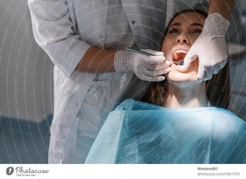 Junge Frau erhält Zahnbehandlung in Klinik Gesundheit Gesundheitswesen medizinisch Kranke Kranker Patienten Berufe Berufstätigkeit Beschäftigung Job Jobs