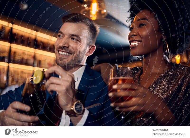 Glückliches Paar beim geselligen Beisammensein in einer Bar Leute Menschen People Person Personen Europäisch Kaukasier kaukasisch Afrikanisch