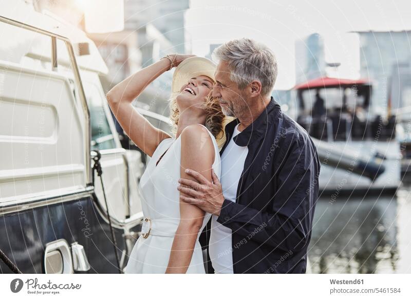 Älterer Mann und junge Frau in einem Yachthafen neben einer Yacht Jacht Yachten Jachten Paar Pärchen Paare Partnerschaft Jachthafen Jachthäfen Yachthaefen