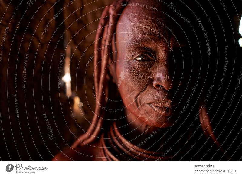 Porträt einer alten traditionellen Himba-Frau, Oncocua, Angola Brauchtum Augenkontakt Oberkörper kulturell Tradition Stamm Leute Menschen People Person Personen