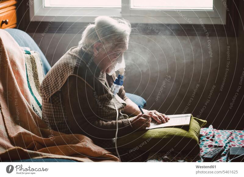 Ältere Frau benutzt Inhalator zu Hause Leute Menschen People Person Personen Europäisch Kaukasier kaukasisch 1 Ein ein Mensch eine nur eine Person single
