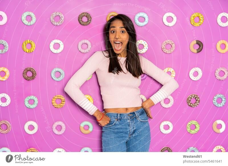 Junge Frau schreit in einem Indoor-Vergnügungspark mit Donuts an der Wand eine Person single 1 ein Mensch einzelne Person Ein nur eine Person Mund offen