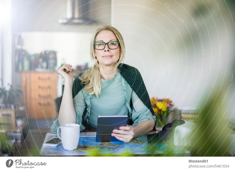 Porträt einer blonden Geschäftsfrau mit Tablett und Weltkarte Tablet Computer Tablet-PC Tablet PC iPad Tablet-Computer Geschäftsfrauen Businesswomen