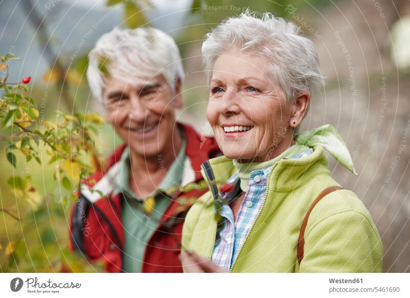 Porträt einer glücklichen älteren Frau mit Partner im Hintergrund Glück glücklich sein glücklichsein Seniorin Seniorinnen alt Portrait Porträts Portraits