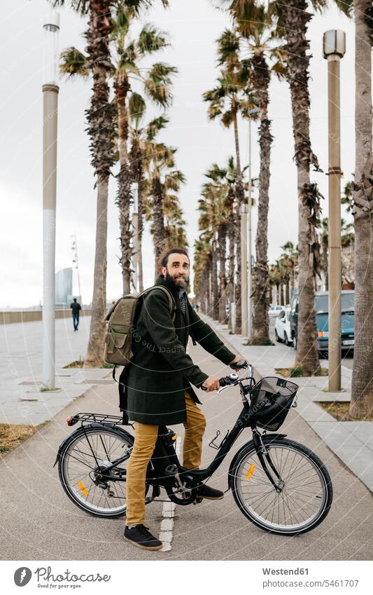 Porträt eines Mannes mit E-Bike auf einer Promenade eBikes E-Bikes Elektrofahrrad Elektrorad Fahrrad Fahrräder Räder Rad Männer männlich Portrait Porträts