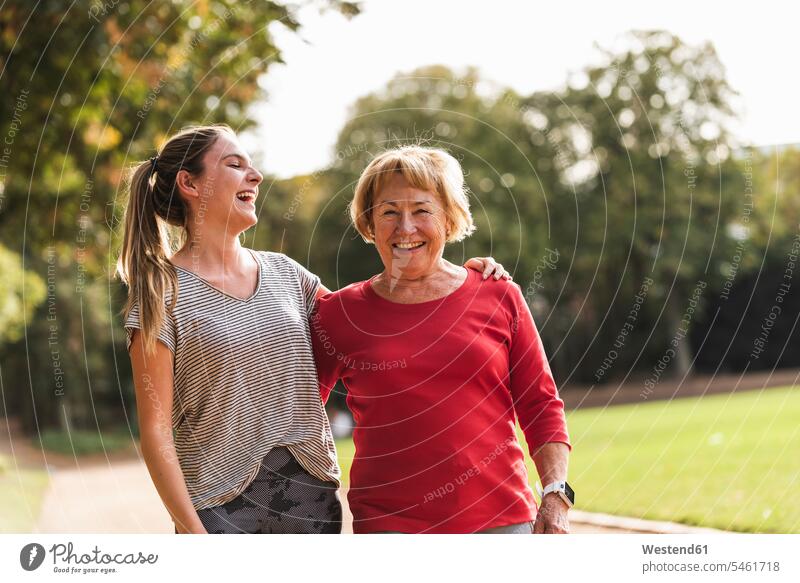 Enkelin und Großmutter haben Spaß, joggen zusammen im Park Parkanlagen Parks Grossmutter Oma Grossmama Großmütter Omi Enkeltochter Enkelinnen Enkeltöchter