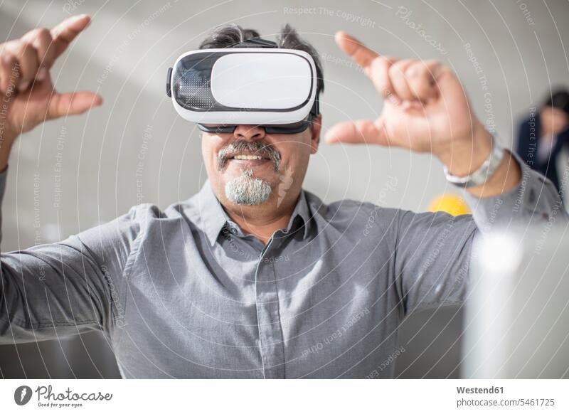 Mann mit VR-Brille im Büro Virtuelle Realität Virtuelle Realitaet Männer männlich Office Büros Brillen Erwachsener erwachsen Mensch Menschen Leute People
