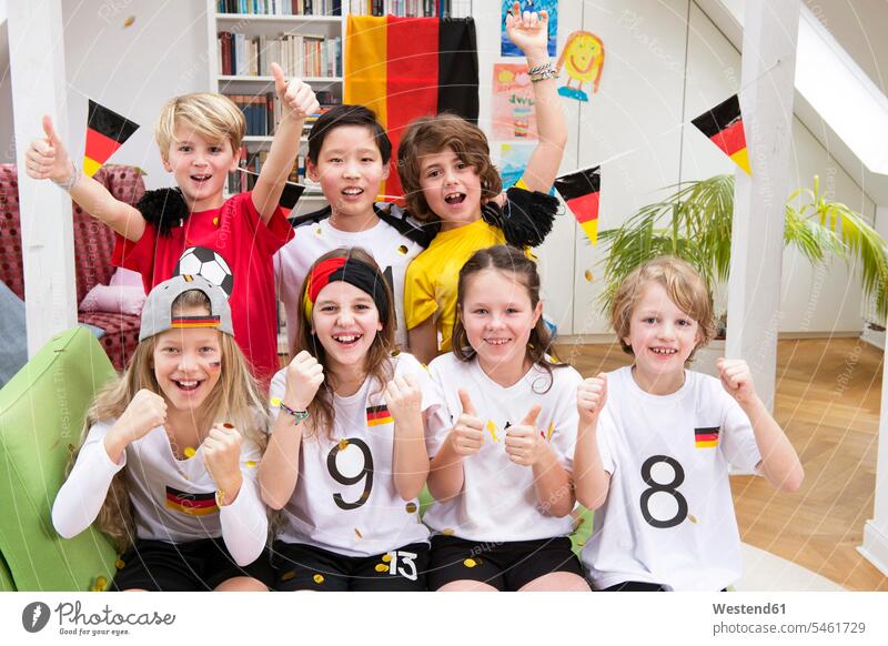 Gruppe von Kindern sieht Fußballweltmeisterschaft, jubelt Fussball Gemeinsam Zusammen Miteinander Freunde Zuhause zu Hause daheim Gestik gestikulieren Geste