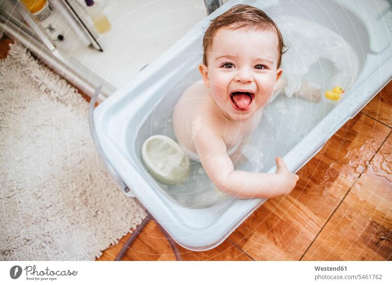 Porträt eines kleinen Jungen in der Badewanne mit herausgestreckter Zunge Badewannen Plastik entspannen relaxen entspanntheit relaxt freuen Frohsinn