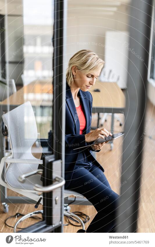 Blonde Geschäftsfrau benutzt Tablet im Konferenzraum Job Berufe Berufstätigkeit Beschäftigung Jobs geschäftlich Geschäftsleben Geschäftswelt Geschäftsperson