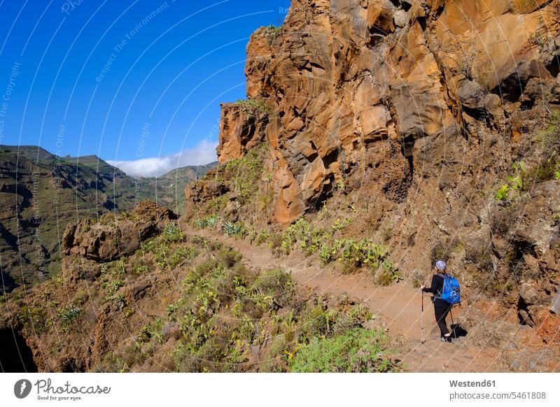 Spanien, Provinz Santa Cruz de Tenerife, San Sebastian de La Gomera, Rückansicht einer Wanderung für ältere Rucksacktouristen im Alto de Tacalcuse Außenaufnahme