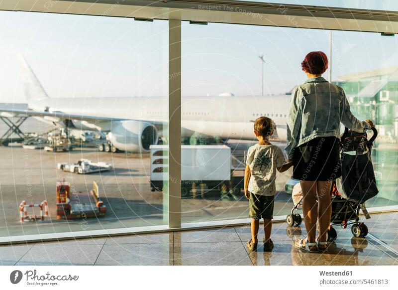 Spanien, Flughafen Barcelona, Mutter und Sohn warten im Abflugbereich Europäer Kaukasier Europäisch kaukasisch reisen Travel verreisen Weg Reise