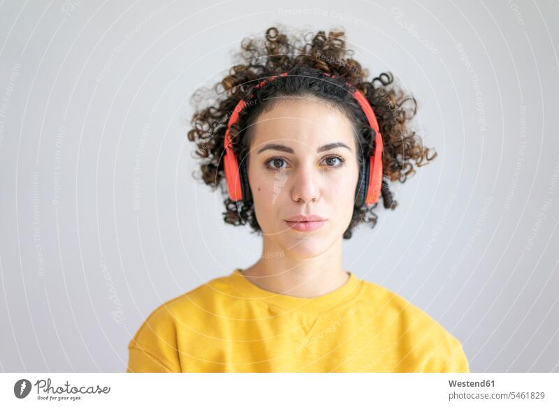 Porträt einer Frau mit Kopfhörern weiblich Frauen Kopfhoerer Portrait Porträts Portraits Erwachsener erwachsen Mensch Menschen Leute People Personen Locken