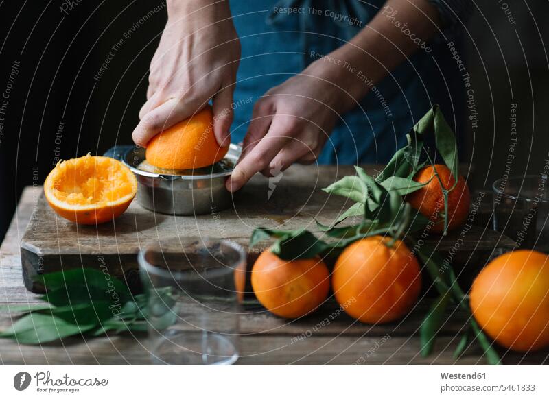 Hände eines jungen Mannes, der eine Orange auspresst Hand Männer männlich Citrus sinensis Apfelsinen Orangen auspressen Mensch Menschen Leute People Personen