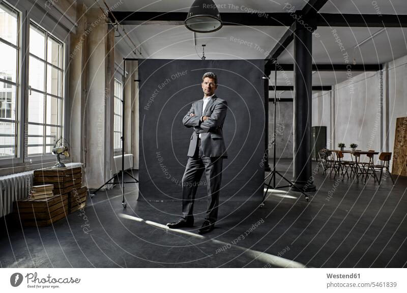 Porträt eines reifen Geschäftsmannes vor schwarzem Hintergrund im Loft Kulisse Businessmann Businessmänner Geschäftsmänner Portrait Porträts Portraits Lofts
