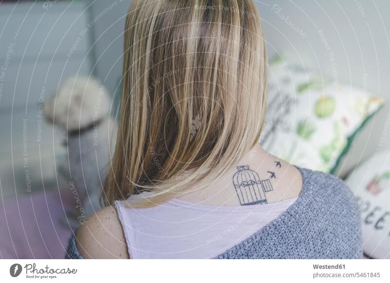 Rückenansicht einer blonden Frau mit Tätowierung am Hals Nacken weiblich Frauen Tattoo Tätowierungen Tatoos Taetowierung Tattoos Taetowierungen Erwachsener