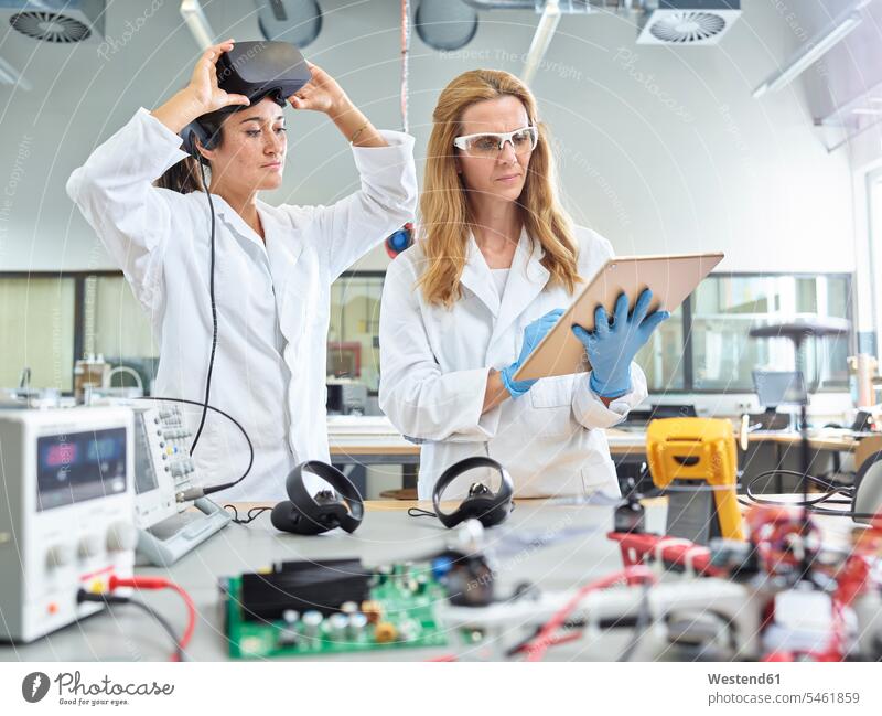 Technikerinnen, die mit Tabletten- und Vr-Brillen arbeiten Virtuelle Realität Virtuelle Realitaet VR Forscherin Ingenieurin Ingenieurinnen Forschungslabor