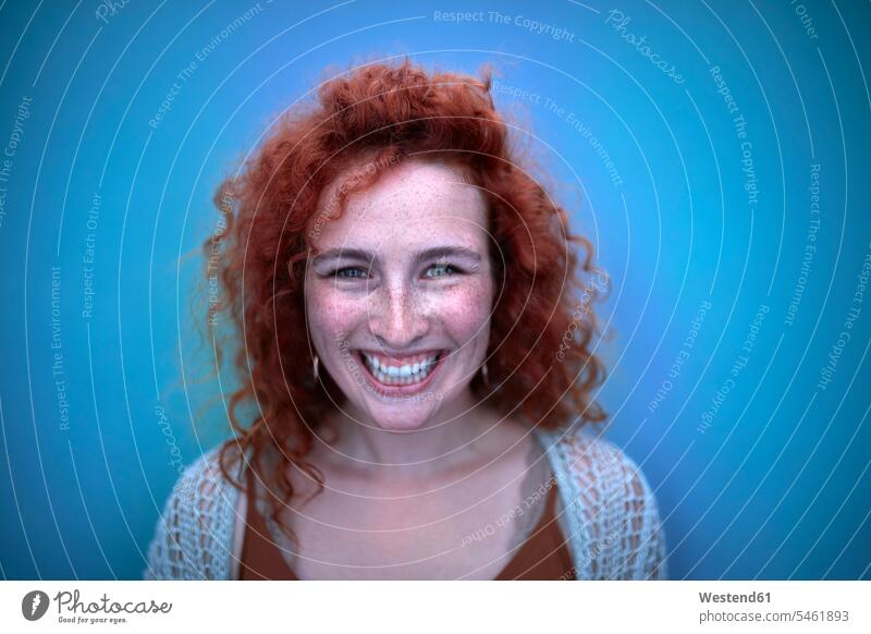 Porträt einer glücklichen jungen Frau im blauen Licht Leute Menschen People Person Personen Europäisch Kaukasier kaukasisch 1 Ein ein Mensch nur eine Person