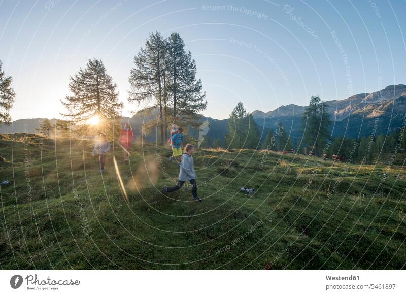 Familienwanderung auf der Alm bei Sonnenuntergang Sonnenuntergänge wandern Wanderung Wiese Wiesen Alpen Landschaft Landschaften ländlich auf dem Land