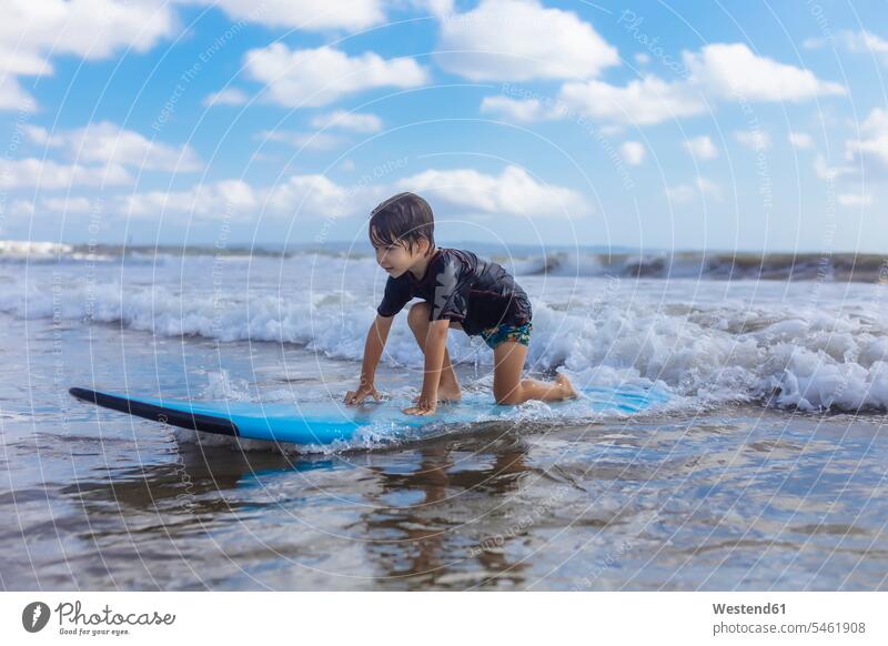 Indonesien, Bali, Junge auf dem Surfbrett Meer Surfen Surfing Wellenreiten Surfer Wellenreiter Urlaub Ferien Surfbretter surfboard surfboards Buben Knabe Jungen