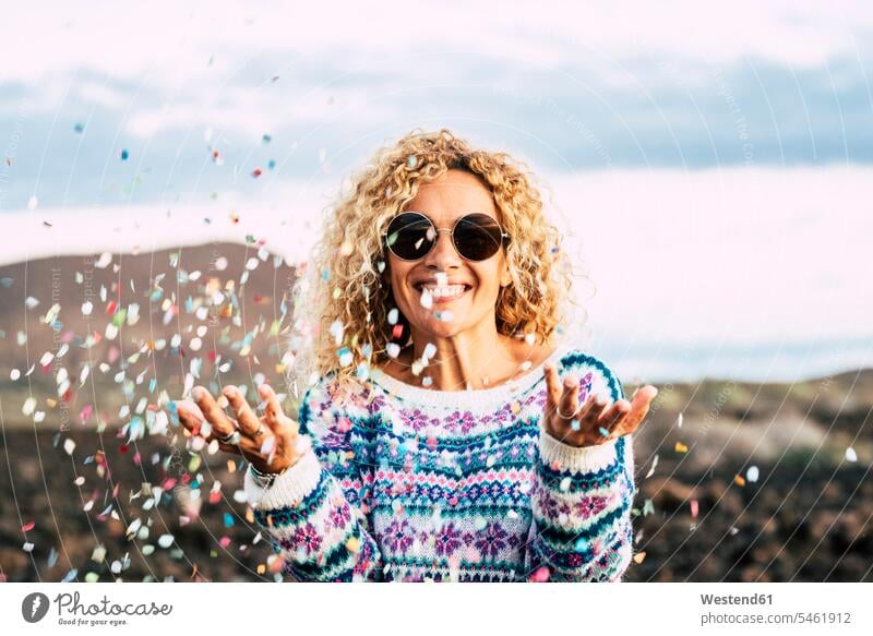 Porträt einer glücklichen blonden Frau, die mit Konfetti feiert, Teneriffa, Spanien Ballon Ballons Luftballone Luftballons Papiere Confetti entspannen relaxen