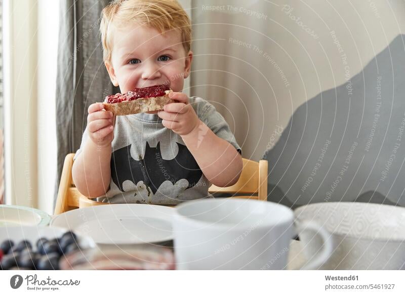 Porträt eines kleinen Jungen, der Brot mit Marmelade isst T-Shirts Gedeckte Tische entspannen relaxen entspanntheit relaxt freuen geniessen Genuss zufrieden