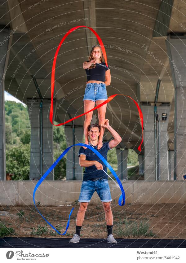Junges Paar macht Akrobatik mit Fitnessband Leute Menschen People Person Personen Europäisch Kaukasier kaukasisch 2 2 Menschen 2 Personen zwei Zwei Menschen