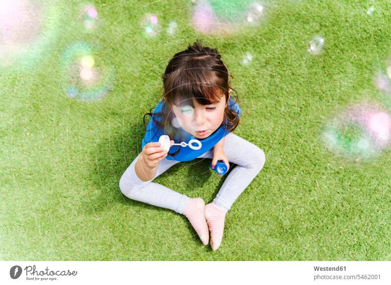 Porträt eines kleinen Mädchens, das Seifenblasen bläst Leute Menschen People Person Personen Europäisch Kaukasier kaukasisch 1 Ein ein Mensch nur eine Person
