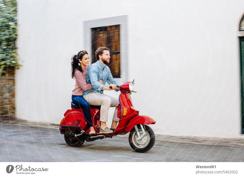 Ehepaar geniesst Ausflug mit der Vespa Farbaufnahme Farbe Farbfoto Farbphoto Toskana Italien Tourismus Freizeitbeschäftigung Muße Zeit Zeit haben