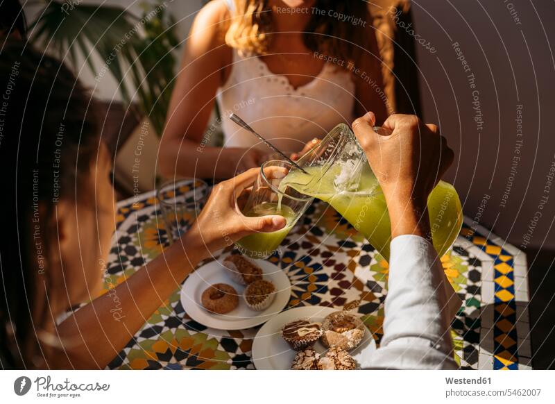Frau serviert ihrer Freundin Limonade in einem marokkanischen Café Leute Menschen People Person Personen Europäisch Kaukasier kaukasisch 2 2 Menschen 2 Personen