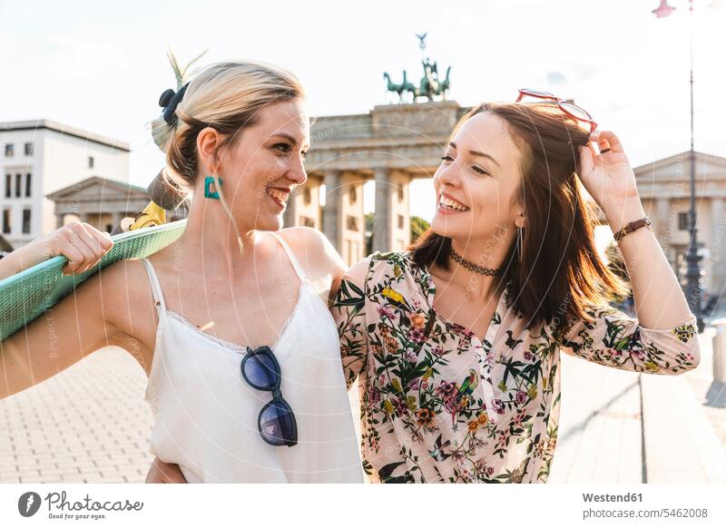Porträt der zwei besten Freunde vor dem Brandenburger Tor, Berlin, Deutschland Kameradschaft Freundin Touristen Brillen Sonnenbrillen entspannen relaxen freuen
