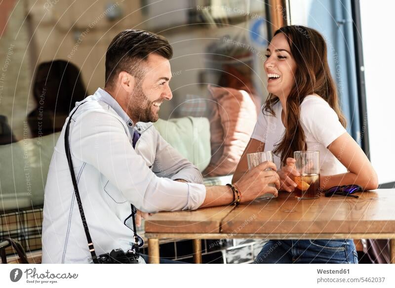 Glückliches Paar bei einem Drink in einer Bar im Freien in der Stadt Bars staedtisch städtisch Pärchen Paare Partnerschaft glücklich glücklich sein