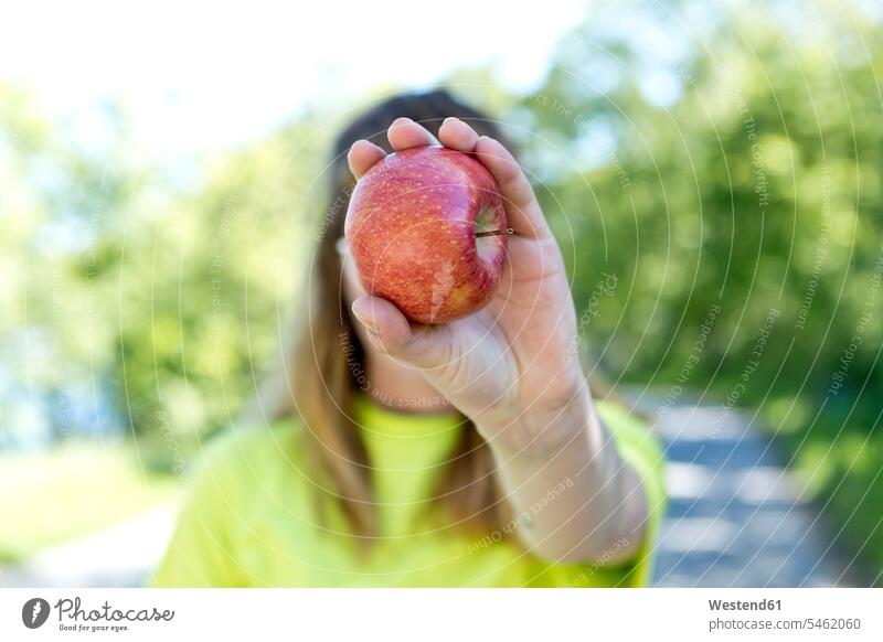 Porträt einer jungen Frau mit Brille, die einen Apfel hält T-Shirt T-Shirts Zuversicht Zuversichtlich Selbstvertrauen selbstbewusst Vertrauen Snack Imbiss