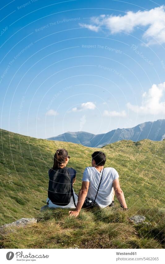 Bulgarien, Balkan-Gebirge, Paar sitzt auf Aussichtspunkt, Rückansicht Ausblick Ansicht Überblick Freiheit frei Pärchen Paare Partnerschaft Rueckansicht