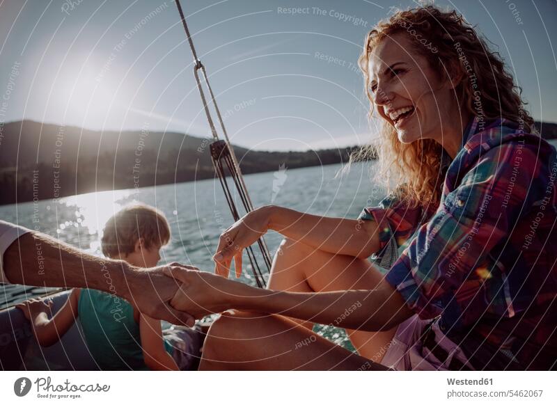 Glückliche Familie auf einem Segelboot Segelboote Segelschiff Segeln segelnd segelt Familien glücklich glücklich sein glücklichsein Boot Boote Wasserfahrzeuge