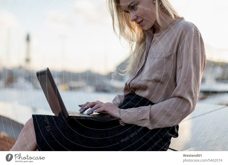 Junge Geschäftsfrau mit Laptop an der Waterfront Geschäftsfrauen Businesswomen Businessfrauen Businesswoman schön Notebook Laptops Notebooks Geschäftsleute