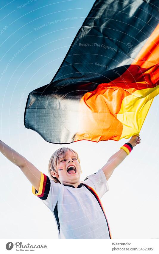 Junge, begeistert von Fußballweltmeisterschaft, schwenkt deutsche Fahne Fußballtrikot Fußballtrikots Fussballtrikot Fussballtrikots siegen gewinnen spielen