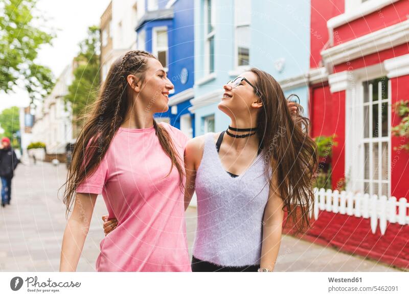 Zwei glückliche Teenager-Mädchen unterwegs in der Stadt Glück glücklich sein glücklichsein Teenagerin junges Mädchen Teenagerinnen weiblich junge Frau Frauen