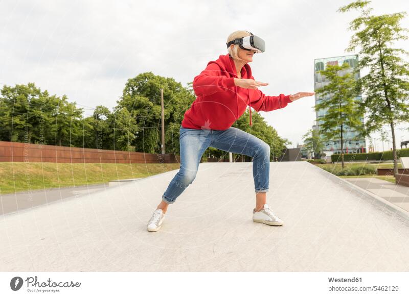 Ältere Frau trägt VR-Brille outddors Brillen virtuell Virtualität weiblich Frauen Erwachsener erwachsen Mensch Menschen Leute People Personen Virtuelle Realität
