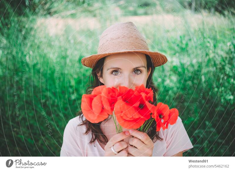 Frau hält im Frühling einen Strauss roten Mohns Frühjahr Lenz Mohnblume Klatschmohn Papaver rhoeas Mohnblumen glücklich Glück glücklich sein glücklichsein