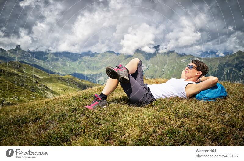 Frau mit Wanderpause auf Almwiese liegend, Passeiertal, Südtirol, Italien Leute Menschen People Person Personen Europäisch Kaukasier kaukasisch 1 Ein ein Mensch