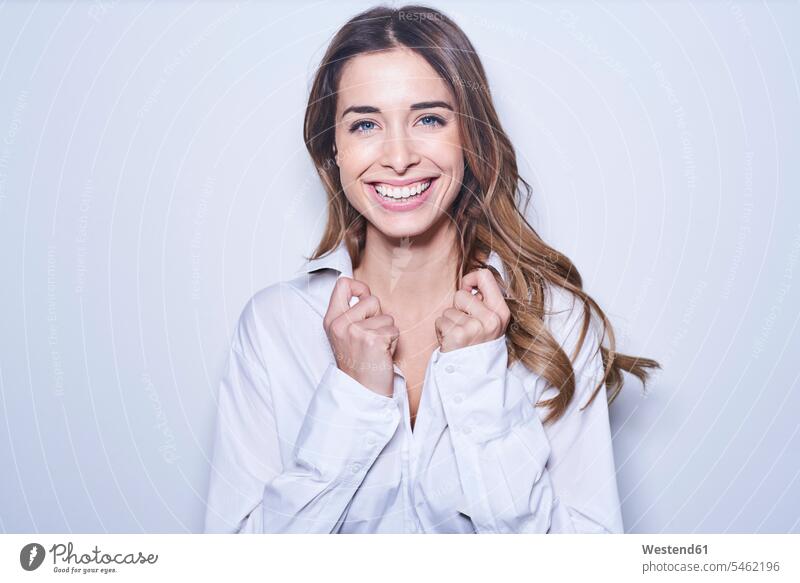 Porträt einer lachenden jungen Frau mit weißer Bluse Portrait Porträts Portraits Blusen weiblich Frauen weißes weiss positiv Emotion Gefühl Empfindung Emotionen