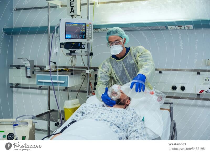 Arzt mit Beutelventilmaske bei der Versorgung von Patienten auf der Notfallstation eines Krankenhauses Gesundheit Gesundheitswesen medizinisch Erkrankung