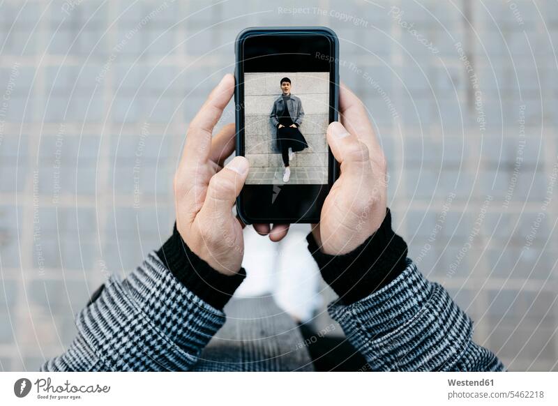 Mann hält Smartphone mit Foto von sich selbst, Nahaufnahme Fotos iPhone Smartphones Männer männlich halten Bild Bildnis Bilder Handy Mobiltelefon Handies Handys