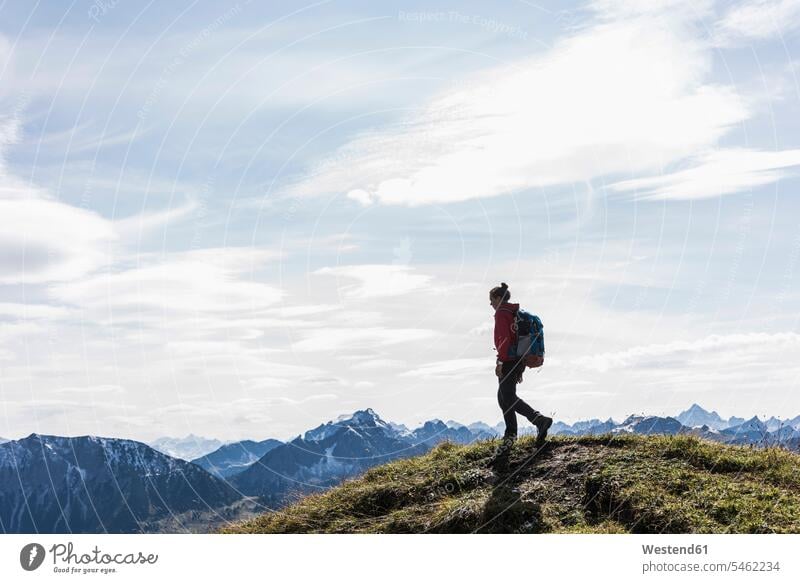 Österreich, Tirol, junge Frau beim Wandern in den Bergen weiblich Frauen wandern Wanderung Gebirge Berglandschaft Gebirgslandschaft Gebirgskette Gebirgszug