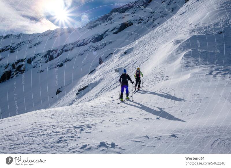 Zwei Männer bei einer Skitour in den Faragas-Bergen, Südkarpaten, Rumänien Skitouren Tourenski Skifahrer Schifahrer Schiläufer Skiläufer Skilaeufer Schilaeufer