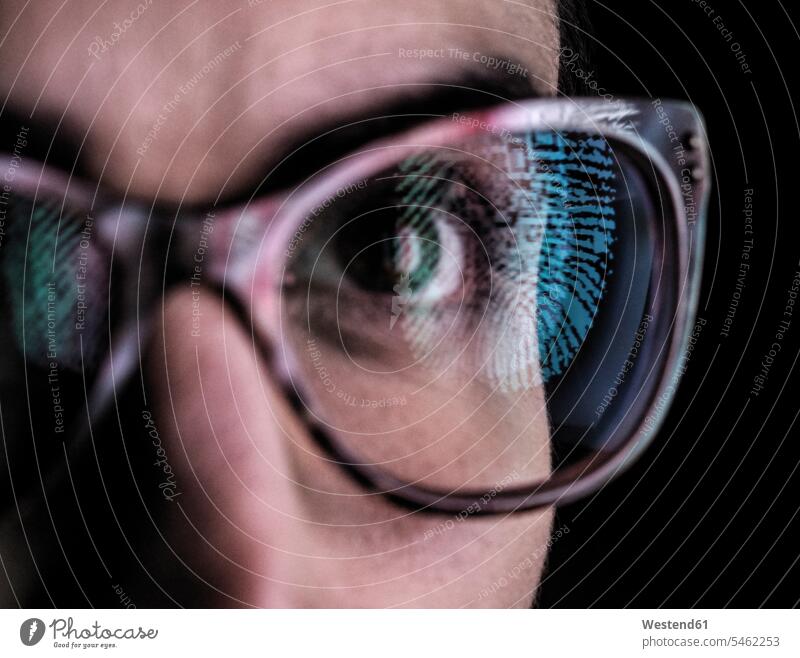 Frau mit einer Reflexion eines Fingerabdrucks auf ihrer Brille zur Darstellung von Identität und Zugang braunaeugig braunes Auge braunäugig Brillen anstarren