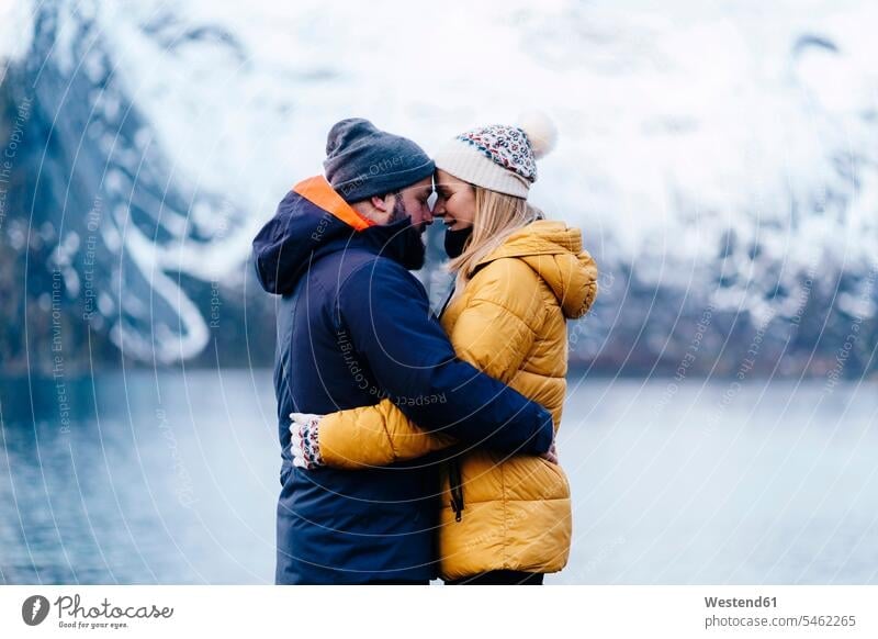 Liebenswertes Touristenpaar auf Hamnoy, Lofoten, Norwegen Leute Menschen People Person Personen Europäisch Kaukasier kaukasisch 2 2 Menschen 2 Personen zwei