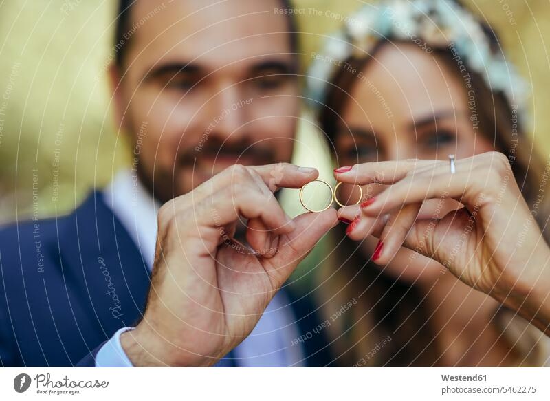 Glückliches Brautpaar zeigt ihre Eheringe, Nahaufnahme glücklich glücklich sein glücklichsein zeigen vorführen präsentieren Vorführung herzeigen Trauringe