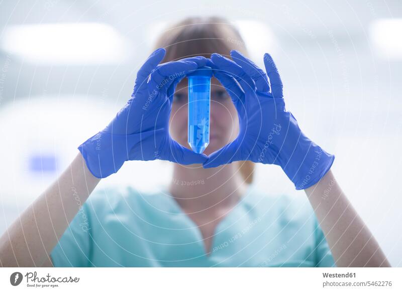 Radiologin hält blaues Reagenzglas Job Berufe Berufstätigkeit Beschäftigung Jobs Arbeit blauer Gesundheit Gesundheitswesen medizinisch flüssig Flüssigkeiten